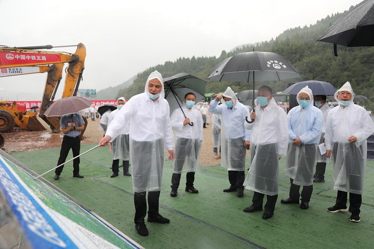 广绵公司党委书记、董事长董胜勇向广元市委书记何树平介绍项目概况.JPG